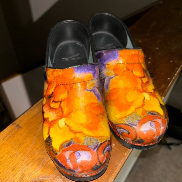 Dansko women’s multicolor nursing clogs - Picture 2 of 8